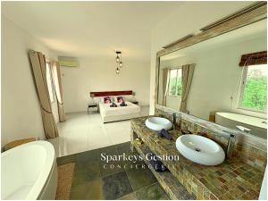 SG3 l Villa Anemone l Bain Bœuf l Piscine l 6pers