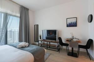 Bloomfields Stu Canal View Waters Edge Yas Island