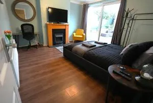Detached Homestay - Super, King & Double Rooms - Leyland, Preston, Chorley, Lancashire - Euxton