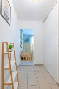 Cosy studio avec terrasse et parking privé gratuit, idéal pour explorer Lyon