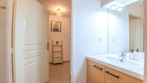 Cosy studio avec terrasse et parking privé gratuit, idéal pour explorer Lyon