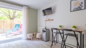 Cosy studio avec terrasse et parking privé gratuit, idéal pour explorer Lyon