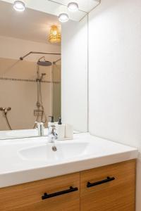 Cosy studio avec terrasse et parking privé gratuit, idéal pour explorer Lyon