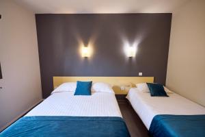 Hotels Hotel Eco - A75 : Chambre Triple 1 Lit Double et 1 Lit Simple 