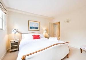 Traditional Mews Home in Westminster