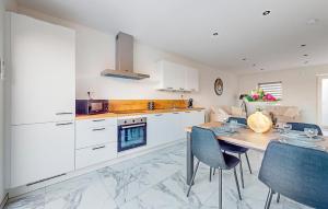 Maisons de vacances Pet Friendly Home In Charnois With Wifi : photos des chambres