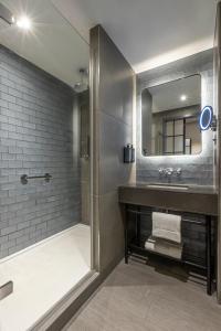 Deluxe Double Room room in Clayton Hotel City of London