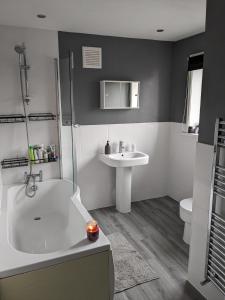 Detached Homestay - Super, King & Double Rooms - Leyland, Preston, Chorley, Lancashire