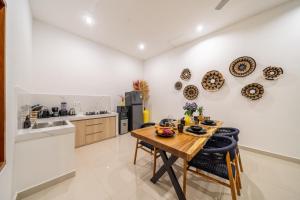 Lasterra - New Stylish Villa with Huge Pool - Steps from the Beach & Ultimate Luxury