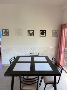 Cabaña frente al rio solo familias