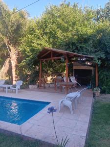 Cabaña frente al rio solo familias