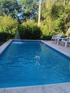 Cabaña frente al rio solo familias