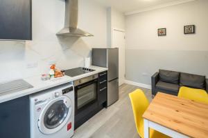 Free parking, 2 beds,close to train station