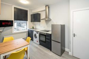 Free parking, 2 beds,close to train station