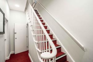 Free parking, 2 beds,close to train station