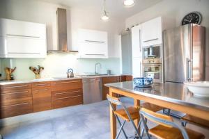 Oasis moderne avec piscine chauffée au coeur de la ville dhiver