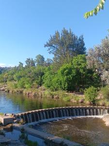 Cabaña frente al rio solo familias