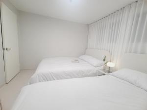 SONG Stay-공항철도, 홍대입구역 7분, 연트럴파크 5분, 6명, 2룸, 3퀸베드, 각방 에어컨, 세탁건조기, WiFi, 연남동, 외국인 전용