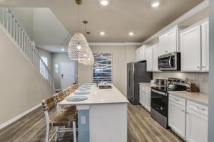 Serene Oasis: 7 Bedroom Villa in Orlando6668