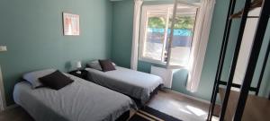 Maisons de vacances MAISON comprenant 2 logements a louer ensemble ou separement capacite jusqu-a 10 personnes plus 2 bebes Idealement place pour visiter le Mt St Michel, St Malo et ses alentours : photos des chambres