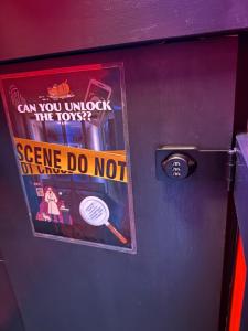 The Secret Agent Apartment - Brought to you by Coastline Retreats - Brand New - 2 mins walk to Beach - Childrens play den - Pool Table - Time Crisis Arcade Machine