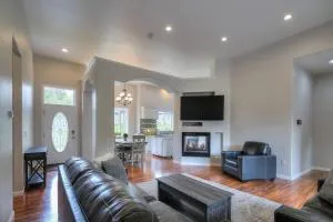 Hot tub, deck, fireplace, and more - Mendenhaven