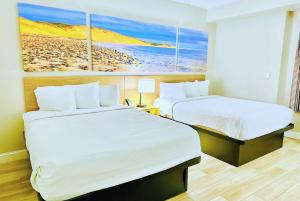Queen Room with Two Queen Beds - Mobility Access/Non-Smoking room in Days Inn by Wyndham Rutland/Killington Area