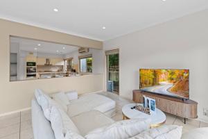 Front Lake View 4Bed Home with Pool and Mins to Mall