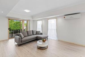 Front Lake View 4Bed Home with Pool and Mins to Mall