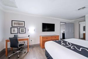 King Suite - Non-Smoking room in La Quinta Inn by Wyndham Corpus Christi North