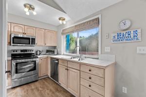 Backyard Oasis 1 Mile to Beach Golf Cart Friendly