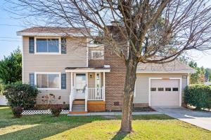 Backyard Oasis 1 Mile to Beach Golf Cart Friendly