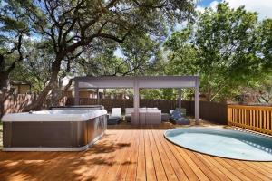 Stone oak retreat Hot Tub & Plunge Pool