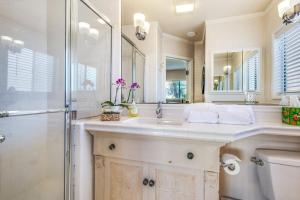 Beach Breeze Bungalow 1 Miles To Beach Cozy