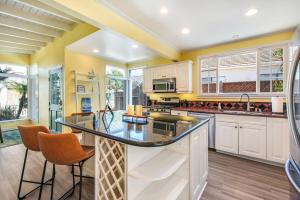 Beach Breeze Bungalow 1 Miles To Beach Cozy