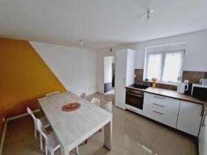Maisons de vacances Maison calme et toute equipee avec jardin : photos des chambres