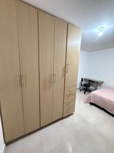 Apartamento al frente del hospital san jose y la facultad de medicina