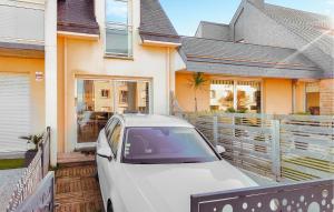 Maisons de vacances 2 Bedroom Cozy Home In Jullouville : photos des chambres