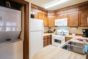 Steamboat Condo at Sunburst Resort close to Skiing Dining and more (SR)