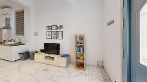 Seaside Apartment Steps Away From The Sea