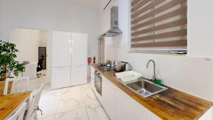 Seaside Apartment Steps Away From The Sea