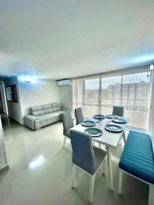 Nuevo apartamento de lujo con balcón wifi AC piscina