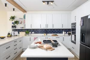 SEA BREEZE - Stunning 6 Bedroom Eco Home with Sea Views