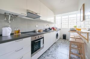 Charming Graça Flat w Balcony, by TimeCooler