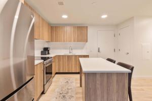 Gorgeous Apt with Kitchen