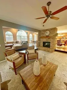 Spacious 4-bed family home with park views - Green Meadows