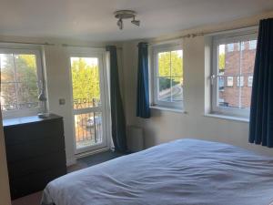 3 bed town centre apartment with 2 parking bays