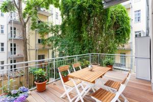 Lofty Torstr Apartments, 4 unique units from 1-3 bedrooms in Mitte, ideal for families & groups, from 2 up to 8 Guests