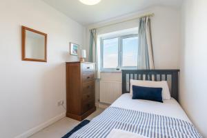 Port View House 3-Bedroom Self Catering Family Home with Garden Near Cardiff