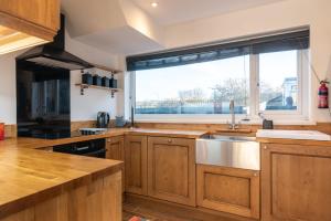 Port View House 3-Bedroom Self Catering Family Home with Garden Near Cardiff